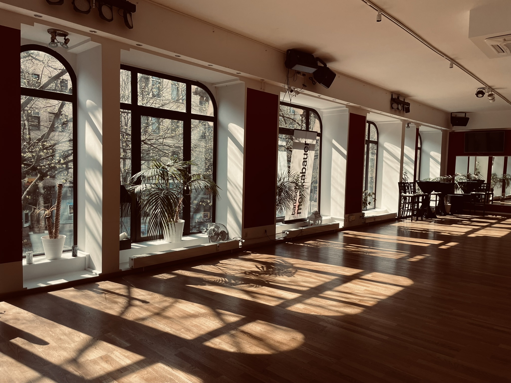 Moderner Tanzsaal mit Spiegelwand